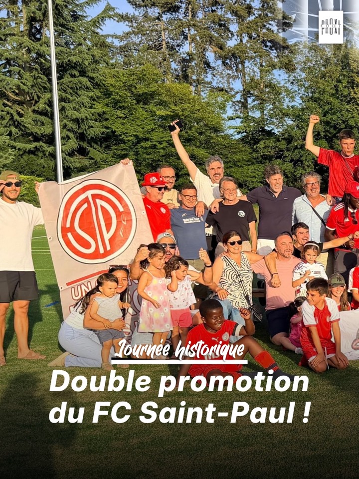 Photo de groupe du FC Saint-Paul sur le terrain avec l’annonce de la double promotion