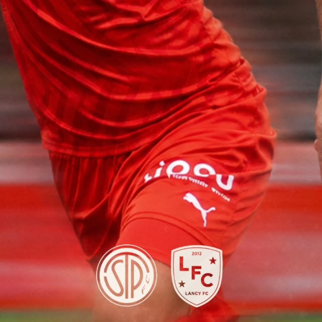 Gros plan sur le short rouge du FC Saint-Paul avec les écussons du FC Saint-Paul et du Lancy FC