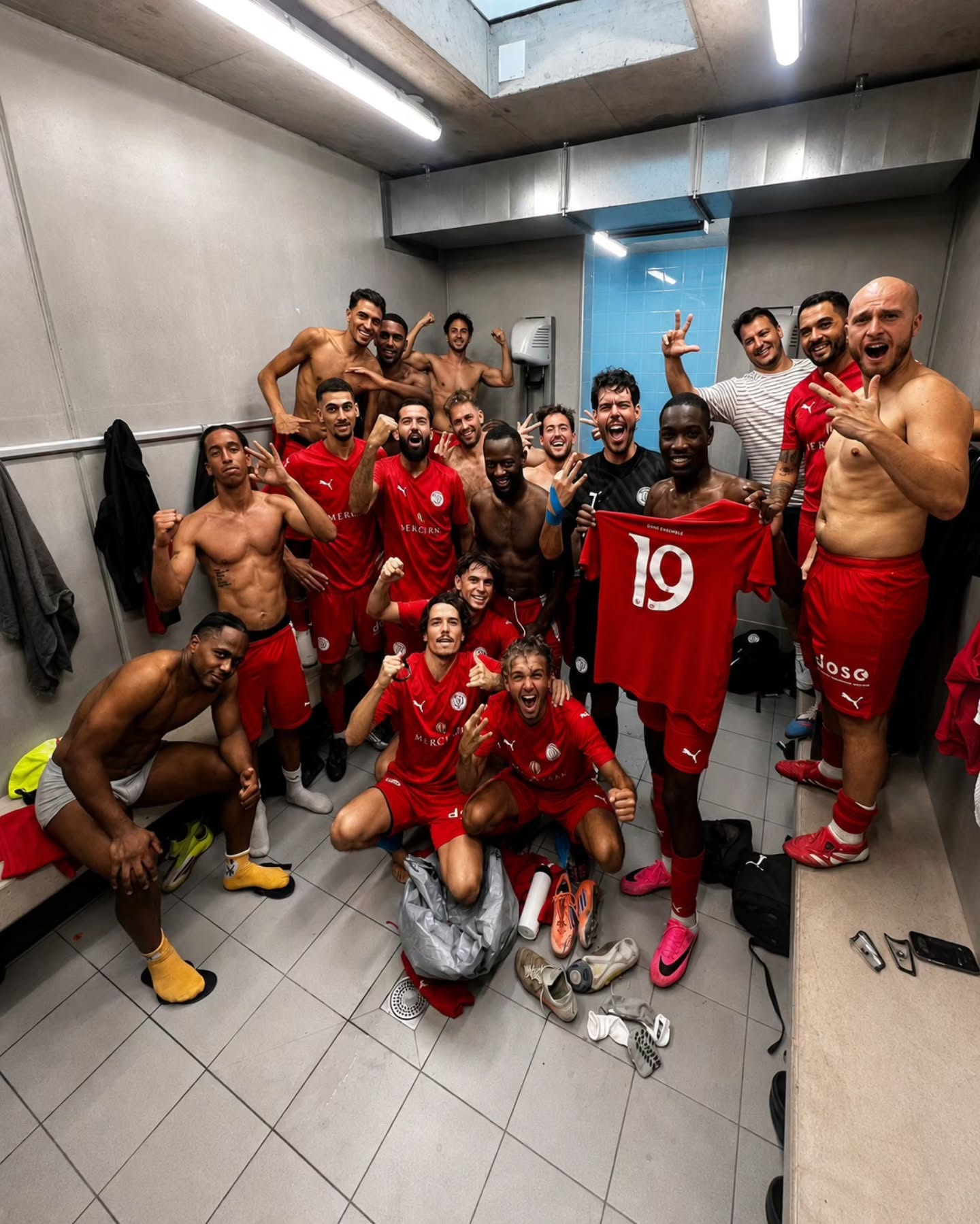 Les joueurs du FC Saint-Paul célèbrent leur victoire dans le vestiaire après le match à Vernier