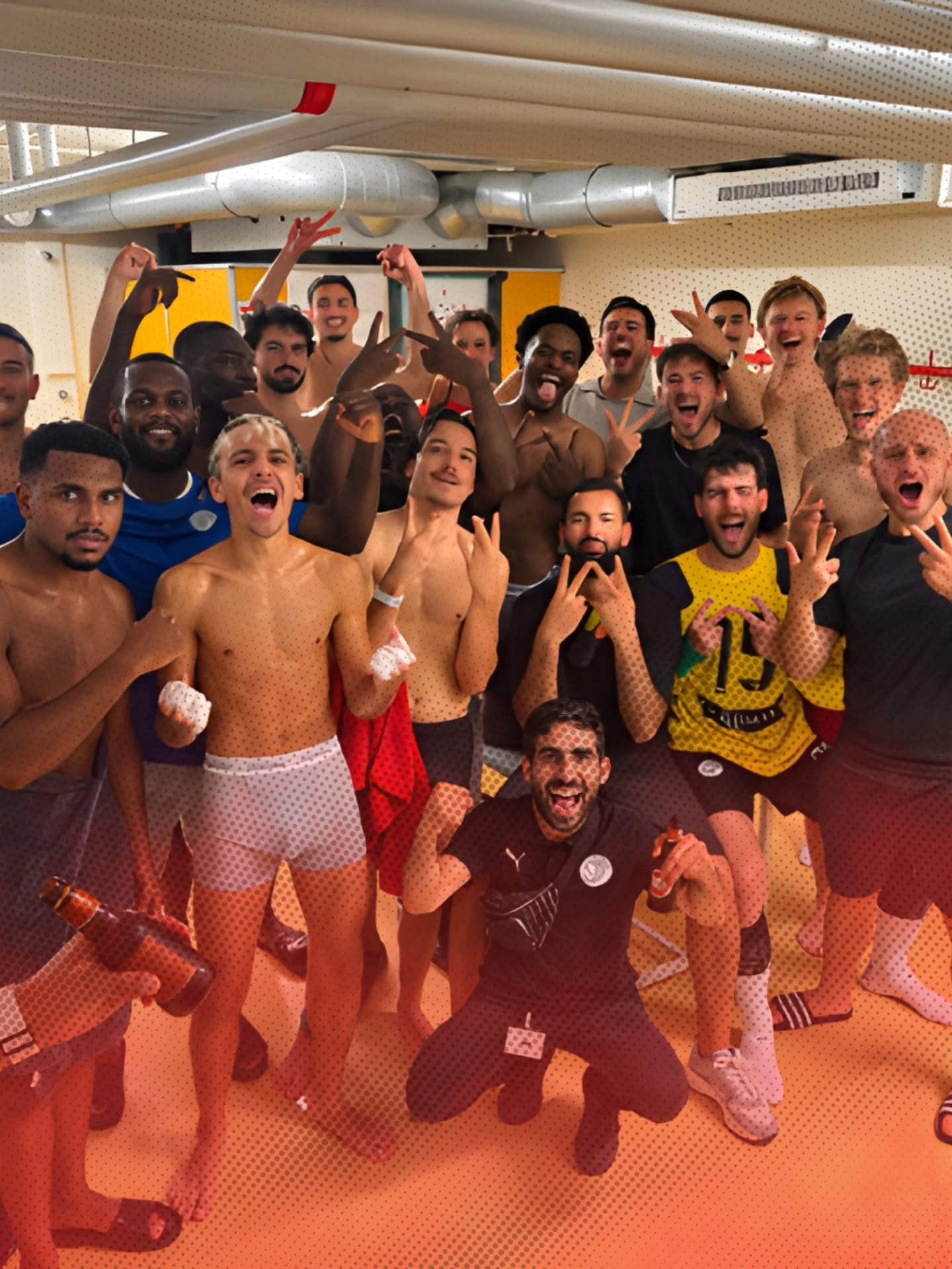 Les joueurs du FC Saint-Paul célèbrent dans le vestiaire leur troisième victoire de la saison