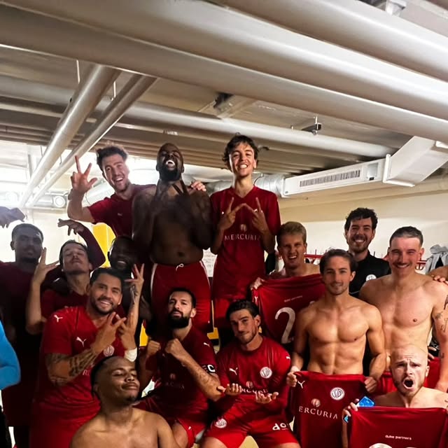 Les joueurs du FC Saint-Paul célèbrent dans le vestiaire après la victoire contre Étoile Carouge II