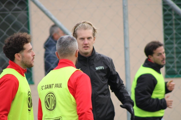 Encadrement du FC Saint-Paul au bord du terrain