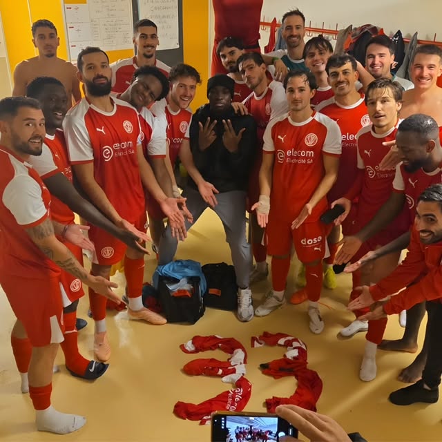 La première équipe du FC Saint-Paul fête au vestiaire sa victoire 5–3 contre l’US Meinier le 17 octobre 2026
